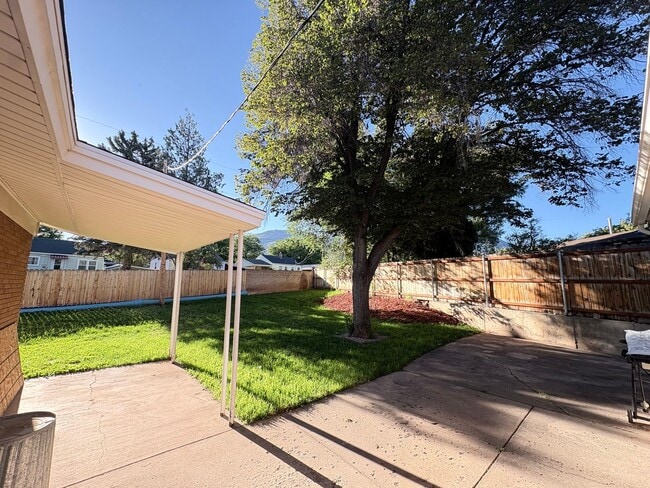 Building Photo - 437 Circleway Dr