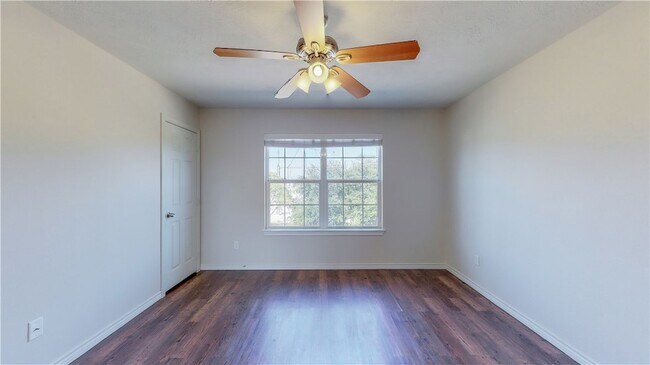 Building Photo - 2487 Horse Shoe Dr