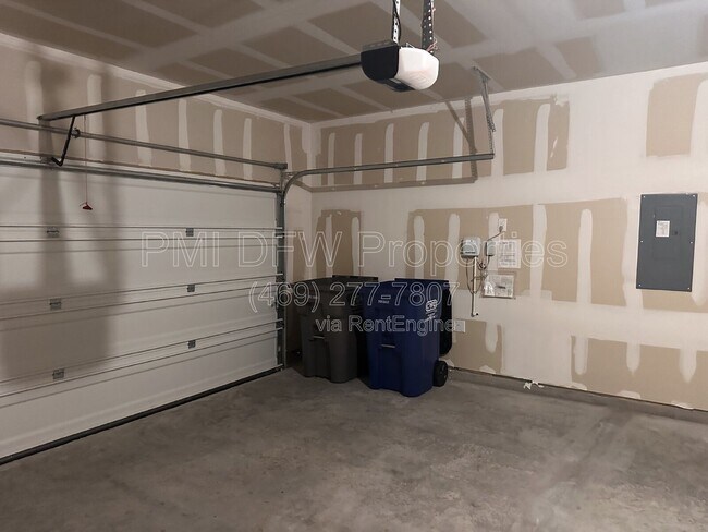 Building Photo - 649 Saxony Dr