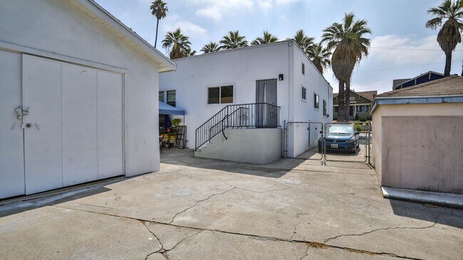 Building Photo - East LA duplex