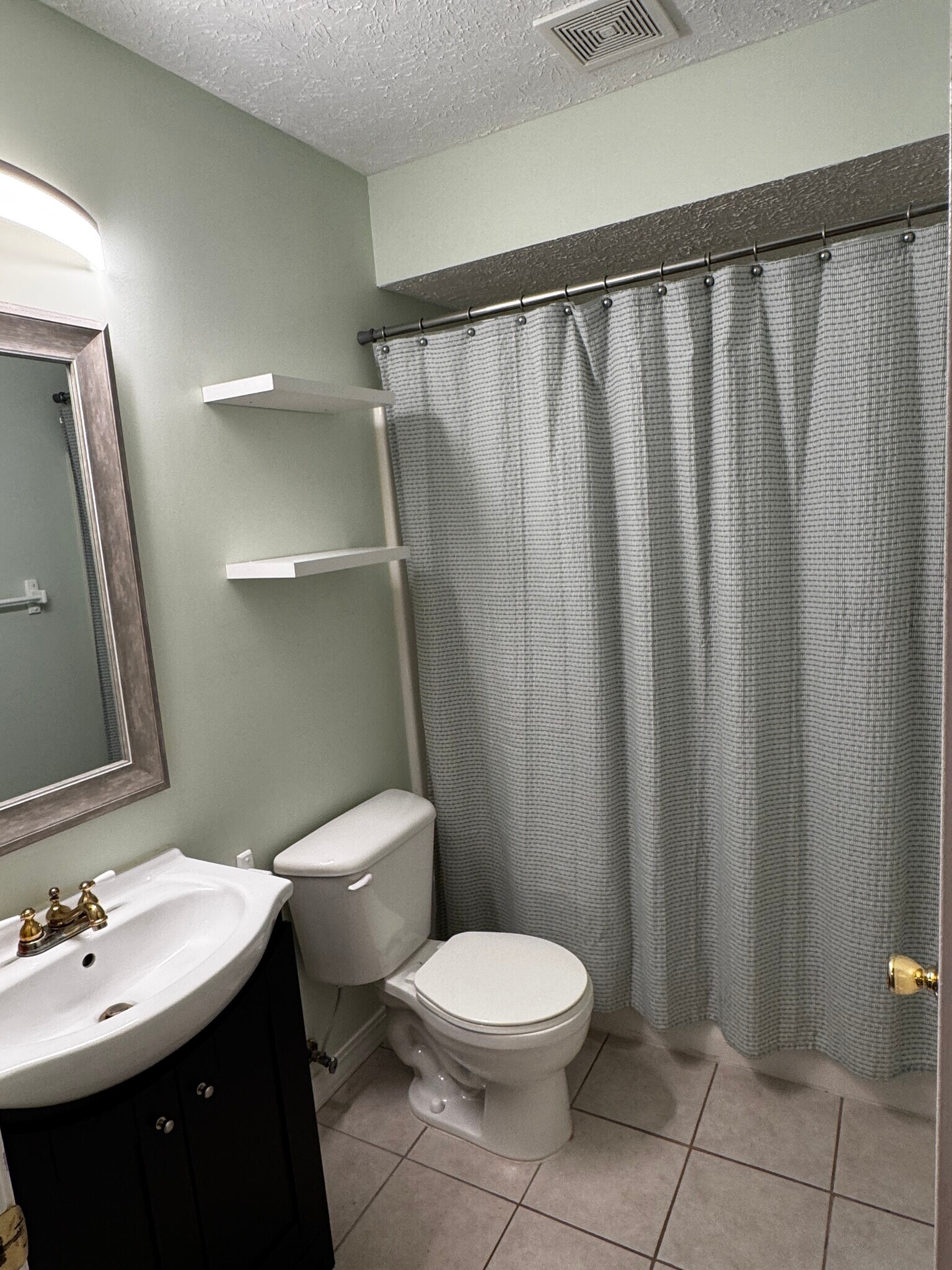 Basement bath with tub/shower - 1107 E Robin St