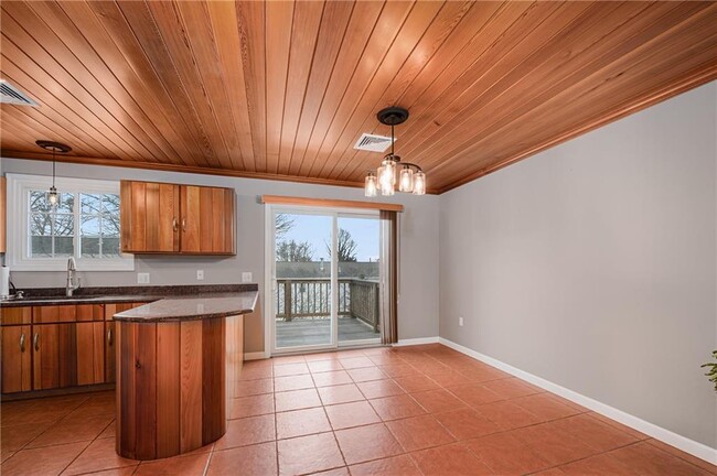 Building Photo - 190 Gladstone St