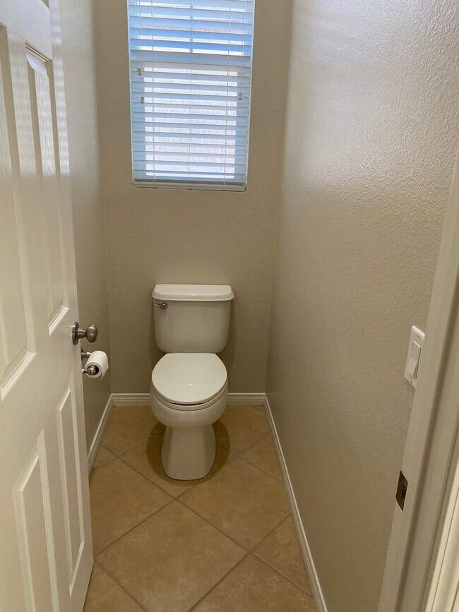 Building Photo - Beautiful 5 Bedroom Home in Murrieta Available!