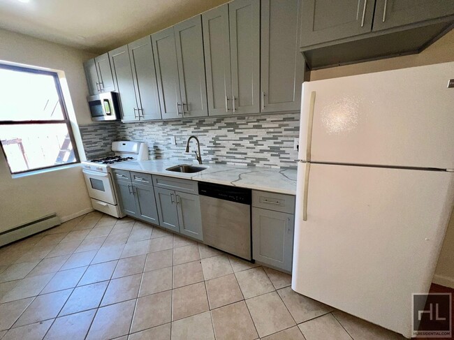 Building Photo - 5BR 1BA Historic Commerical Residential Zo...