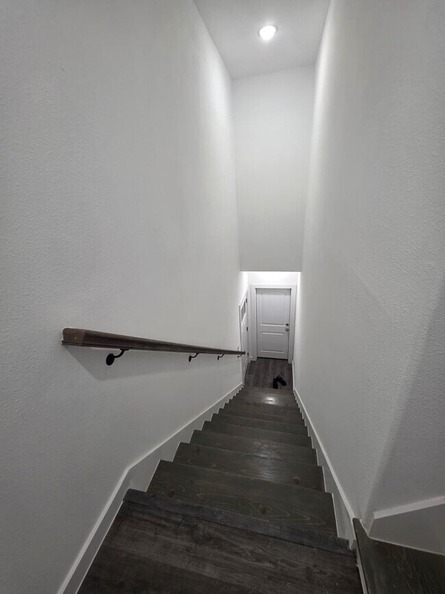 Building Photo - Stunning Duplex with Garage & Modern Finishes