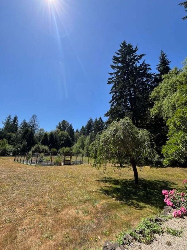 Building Photo - Spacious Country Home on Nearly 2 Acres!
