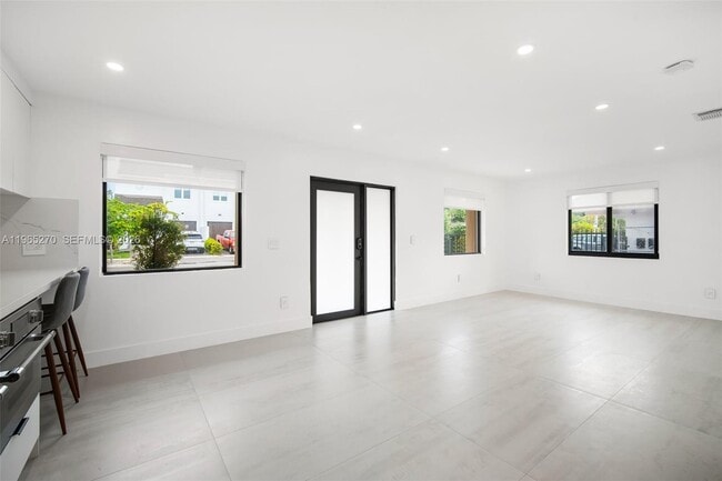 Building Photo - 3668 SW 26th St