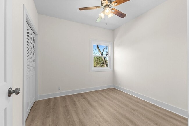 Building Photo - AVAILABLE NOW. 3 BED 1 BATH. IDEAL LOCATIO...