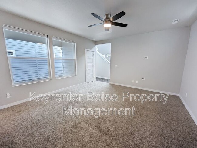 Building Photo - 774 E Springloyd St