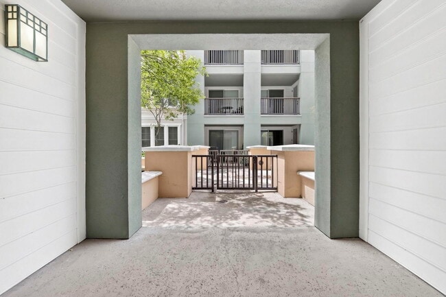 Building Photo - 520 Lunalilo Home Rd