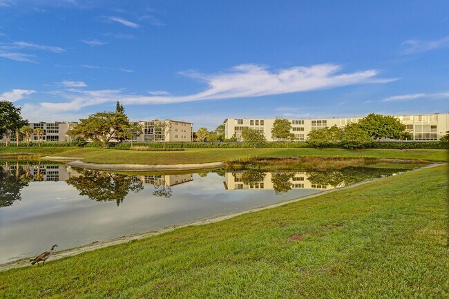 Building Photo - 585 Sanderling Cir
