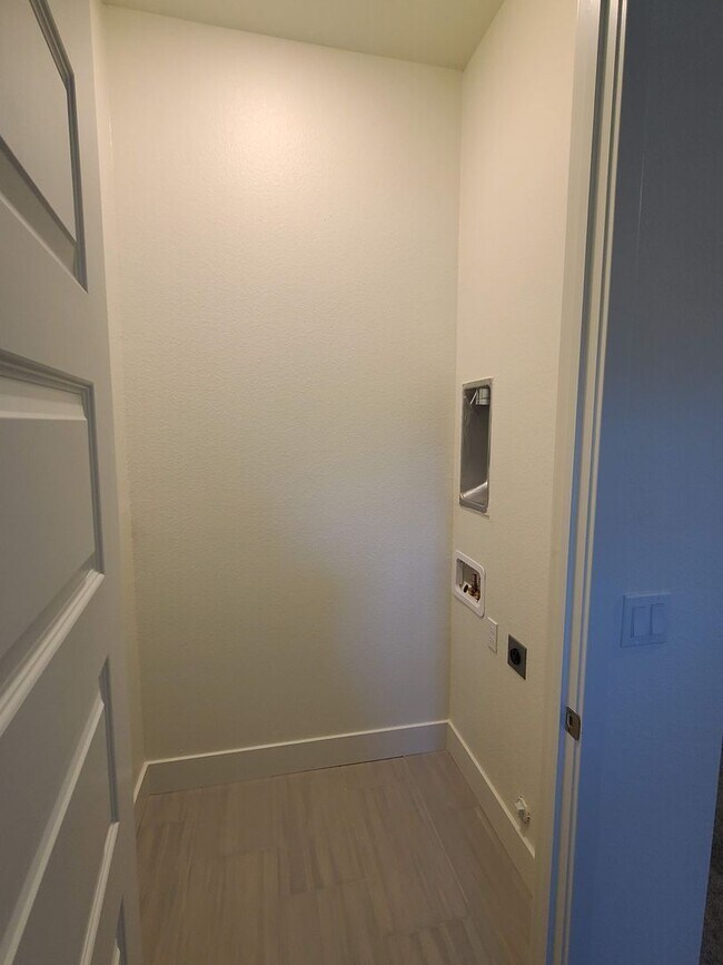 Building Photo - BEAUTIFUL BRAND NEW "NEXT-GEN" HOME W/ SOLAR & SIERRA VIEWS!!