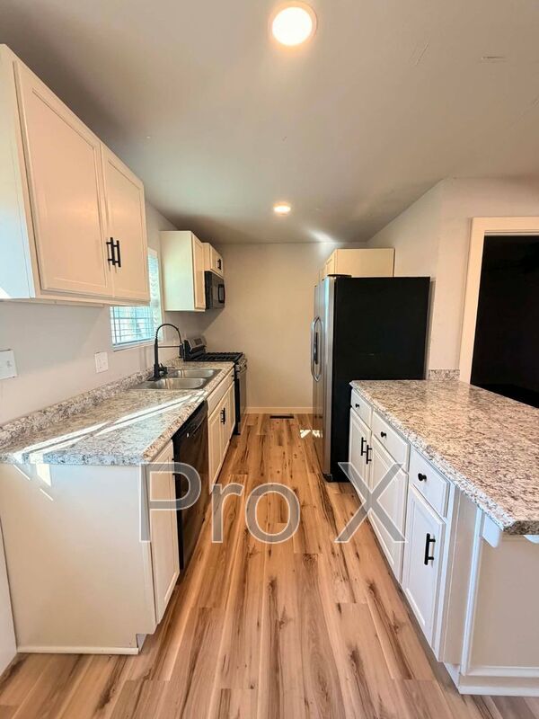 Building Photo - 618 S Monroe Ave