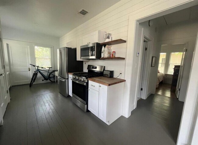 Building Photo - 3013 West Ave