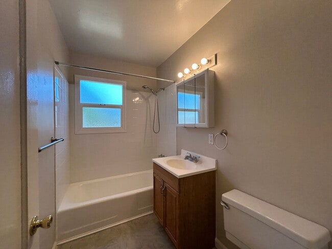 Building Photo - Charming Single Story 2-Bedroom Home in Ma...