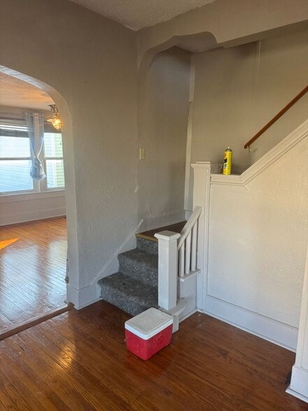 Building Photo - 403 W 6th St