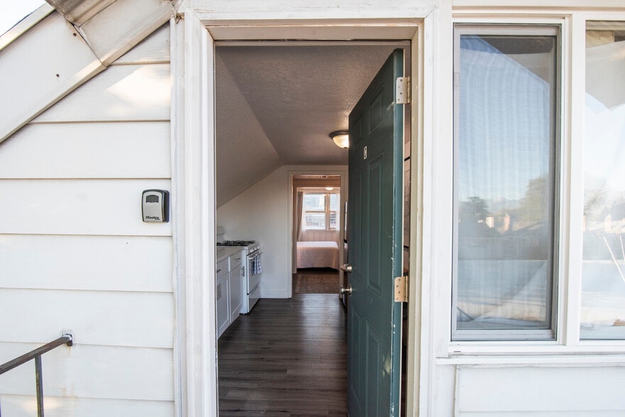 Building Photo - 1895 S 200 E