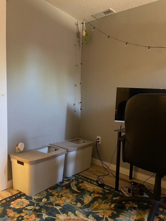 Building Photo - Updated 2 Bedroom 1 Bathroom Lower Level Apartment in Bungalow in Denver's Barnum Neighborhood