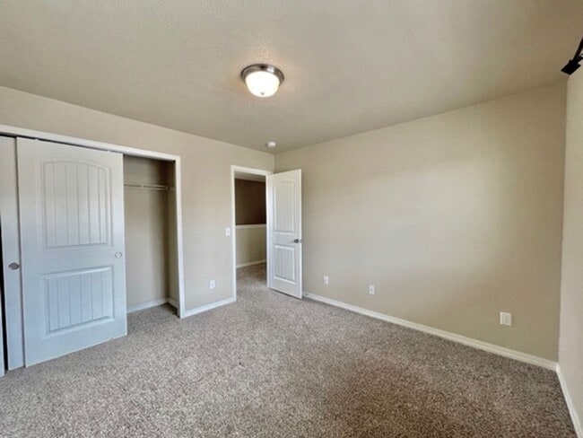 Building Photo - 2 Story Home with 3 Bed, 2.5 Bath, 2 Car G...