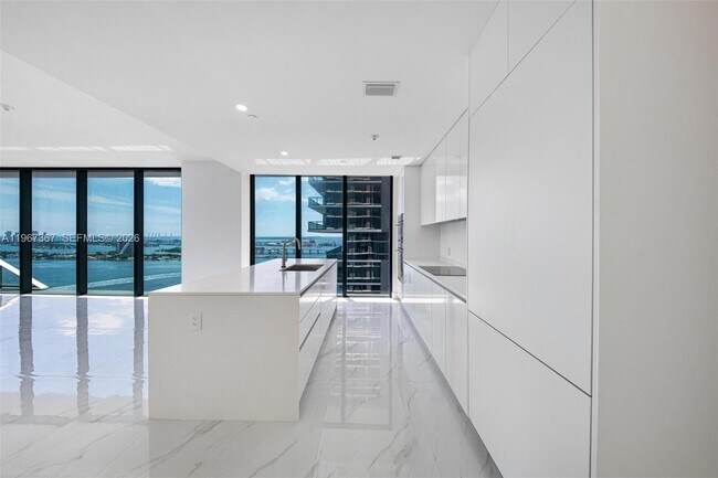 Building Photo - 700 NE 24th St