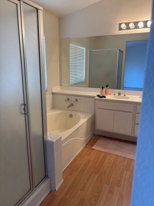 Building Photo - 4-BedroomSpacious Home