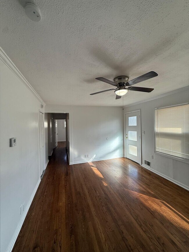 Building Photo - 4 bed 1 bath