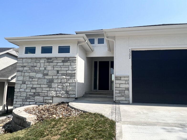 Building Photo - 1302 SW Heartwood Dr