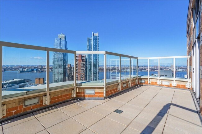Building Photo - 500 W 43rd St
