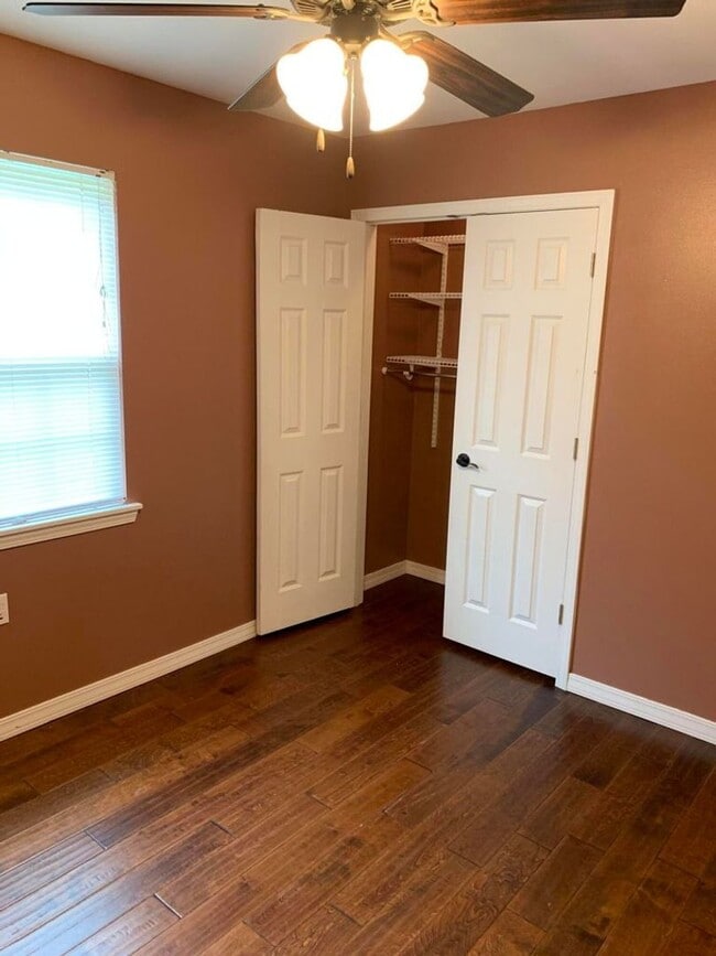 Building Photo - Come take a look at this cute 3 bedroom 1....