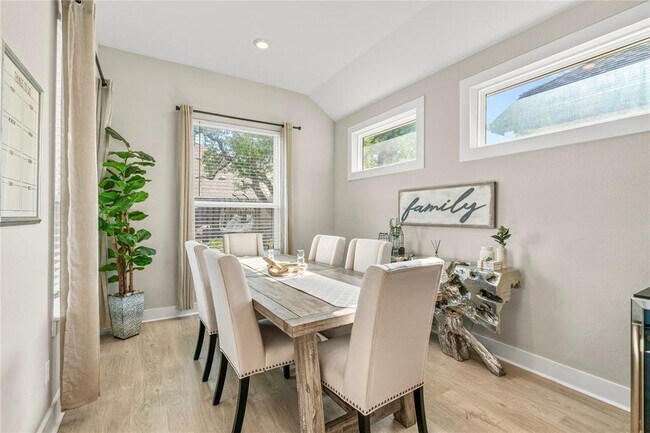 Building Photo - 533 Mallow Rd