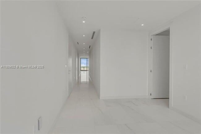 Building Photo - 300 Biscayne Blvd Way