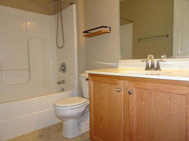 Building Photo - 4 Bedroom 3.5 Bath 3 Story Townhome for Re...