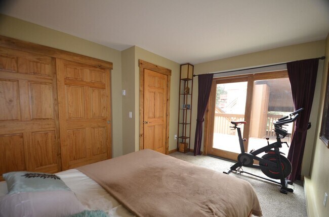 Building Photo - Pets Negotiable!  Walk to town, community hot tub! 2 month lease!