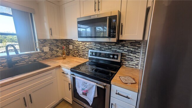 Building Photo - 8860 Villa La Jolla Dr