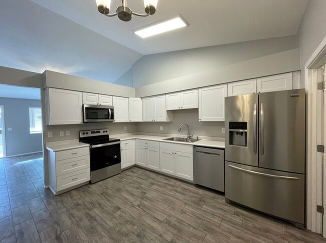 Kitchen (new appliances) - 726 S Nebraska St