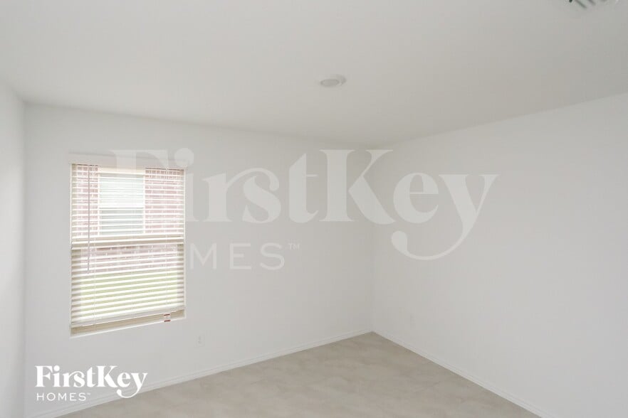 Building Photo - 1141 Crestview Dr