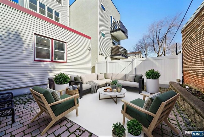 Building Photo - 364 New York Ave