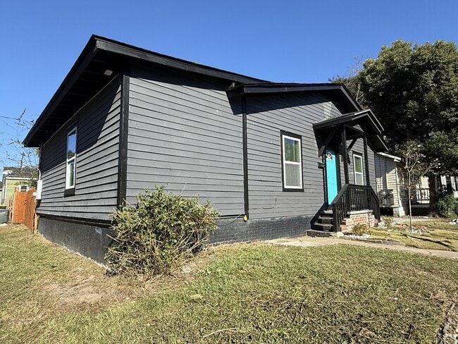 Building Photo - 728 W 39th St