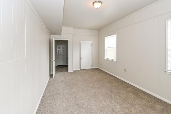 Building Photo - 3204 Clarendon Rd