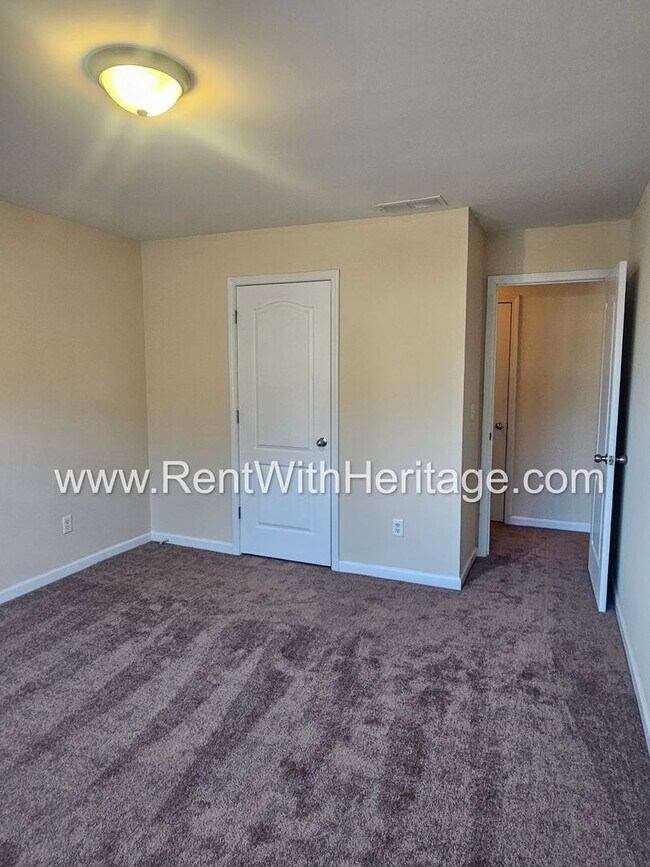 Building Photo - WOW!!...GORGEOUS!!..UPGRADES /AMAZING MASTER/ FENCED YD/ SWIM-TENNIS