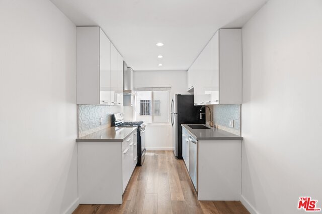 Building Photo - 702 S St Andrews Pl