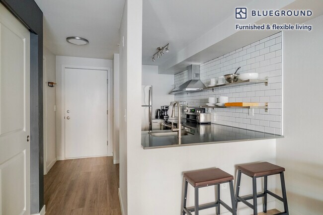 Building Photo - 526 Yale Ave N