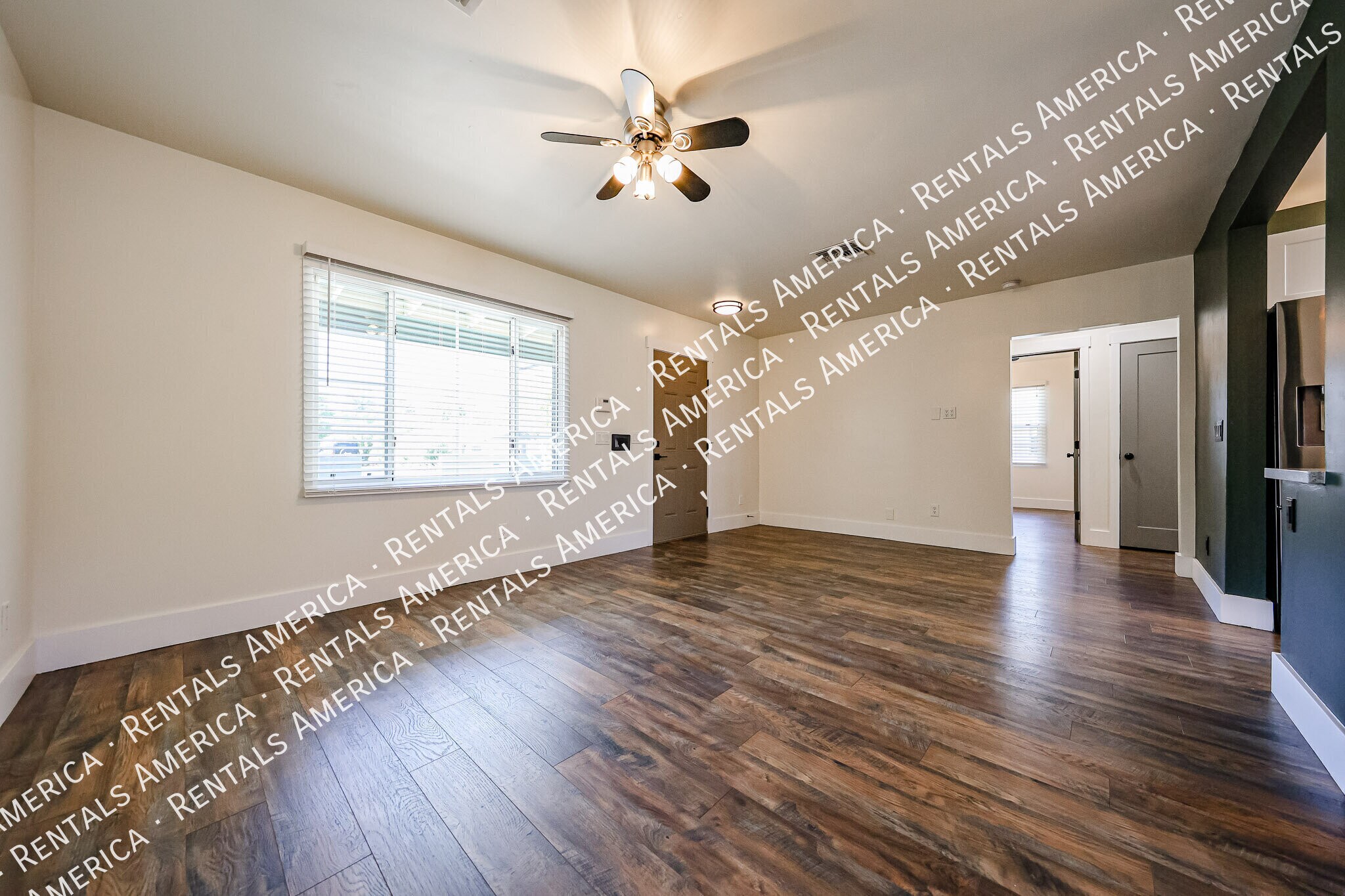 Building Photo - 1310 W Glenrosa Ave