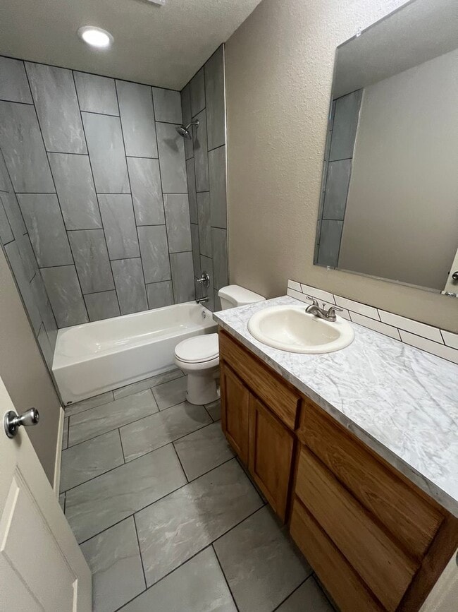 Building Photo - New Very Nice 2 Bed 1 Bath House with Car ...