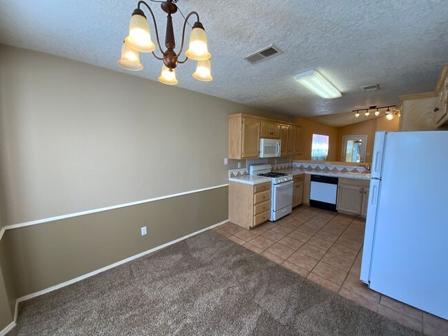 Building Photo - 3 Bedroom Single Story Home Near Unser Blv...
