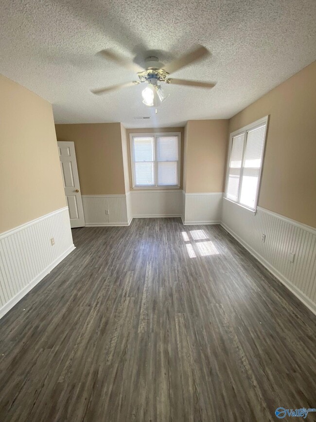 Building Photo - 523 Farmingdale Rd SE