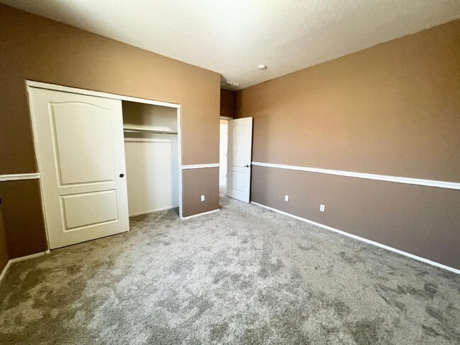 Building Photo - 879 E Stottler Dr