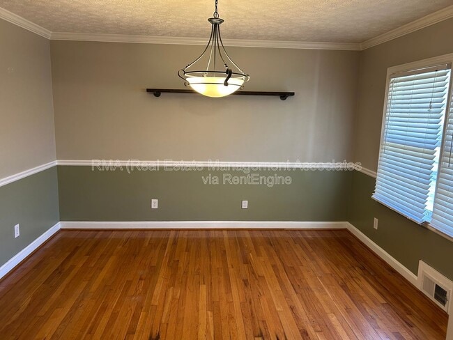 Building Photo - 1133 E College St