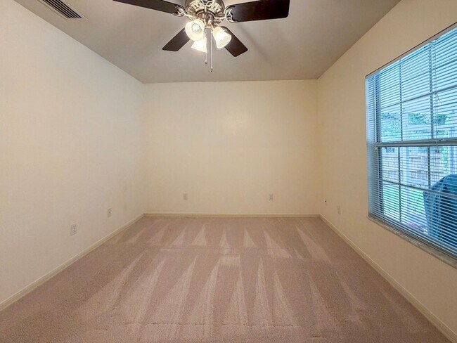 Building Photo - 4BR/2BA POOL home in NW Gainesville!