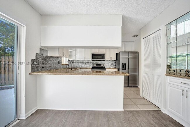 Building Photo - 21461 Sawmill Ct